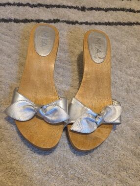 MIA Vintage Wood And Metallic Silver Knot Bow Slide Mules